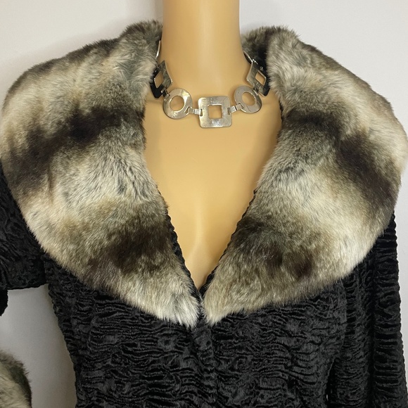 Vintage elegant faux sheepskin and fur collared sleeved black mid length coat! - Picture 2 of 9
